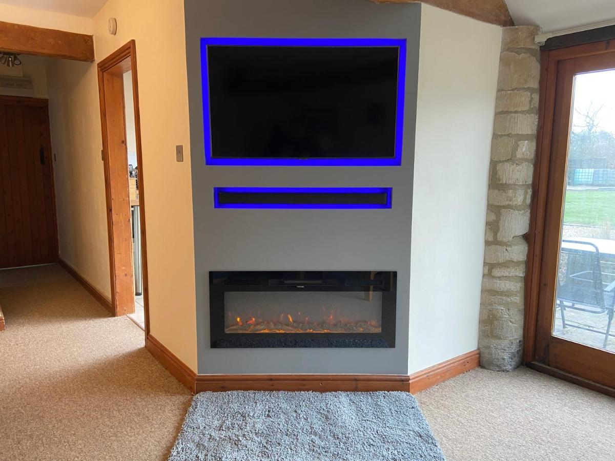 Stable Cottage, Old Mill Farm, Cotswold Water Park Holiday home *