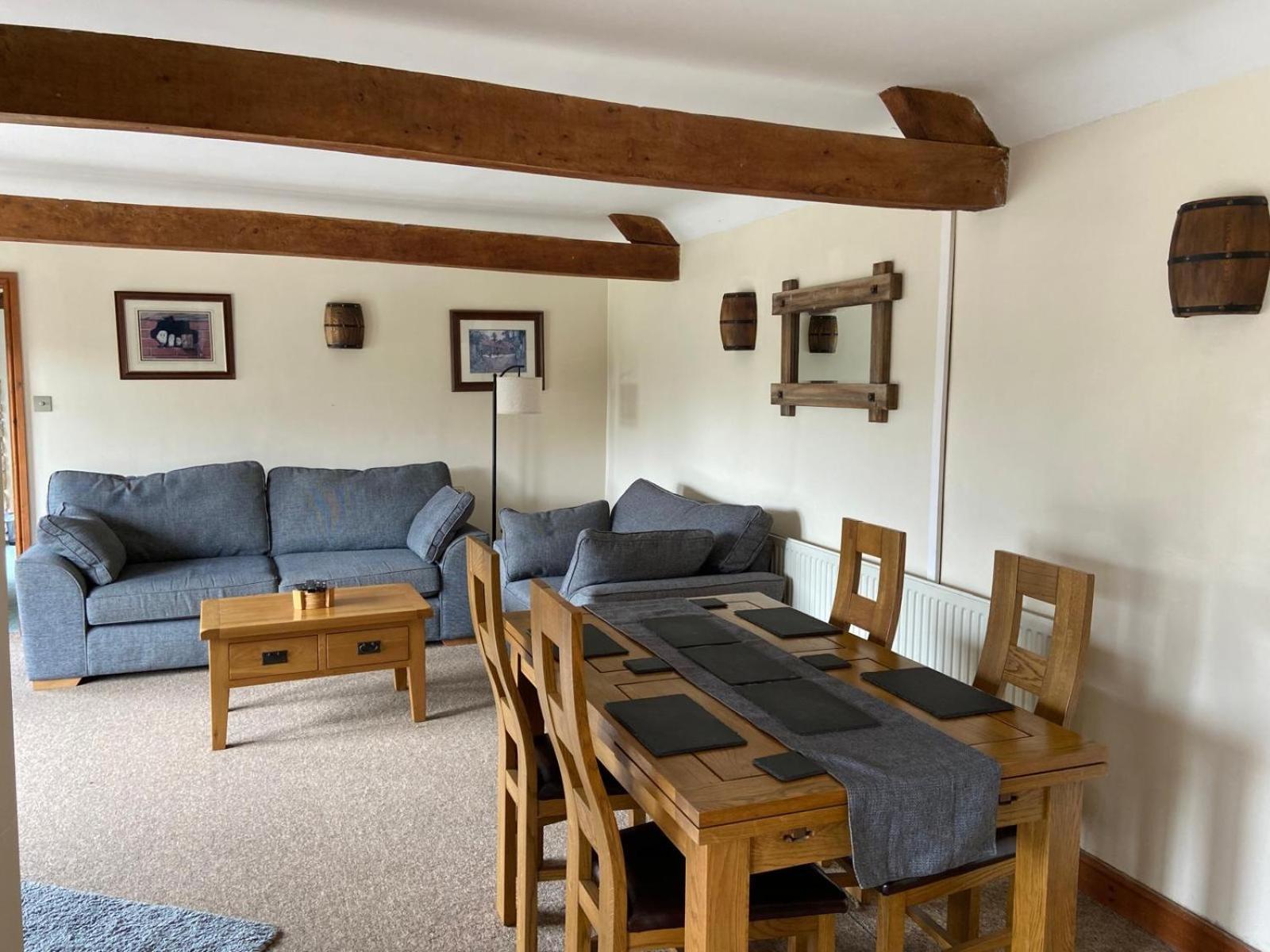 Stable Cottage, Old Mill Farm, Cotswold Water Park Holiday home *